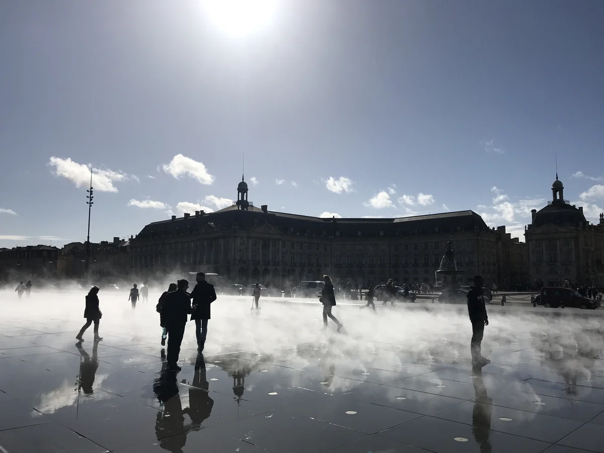 Bordeaux façades reflected through the mist